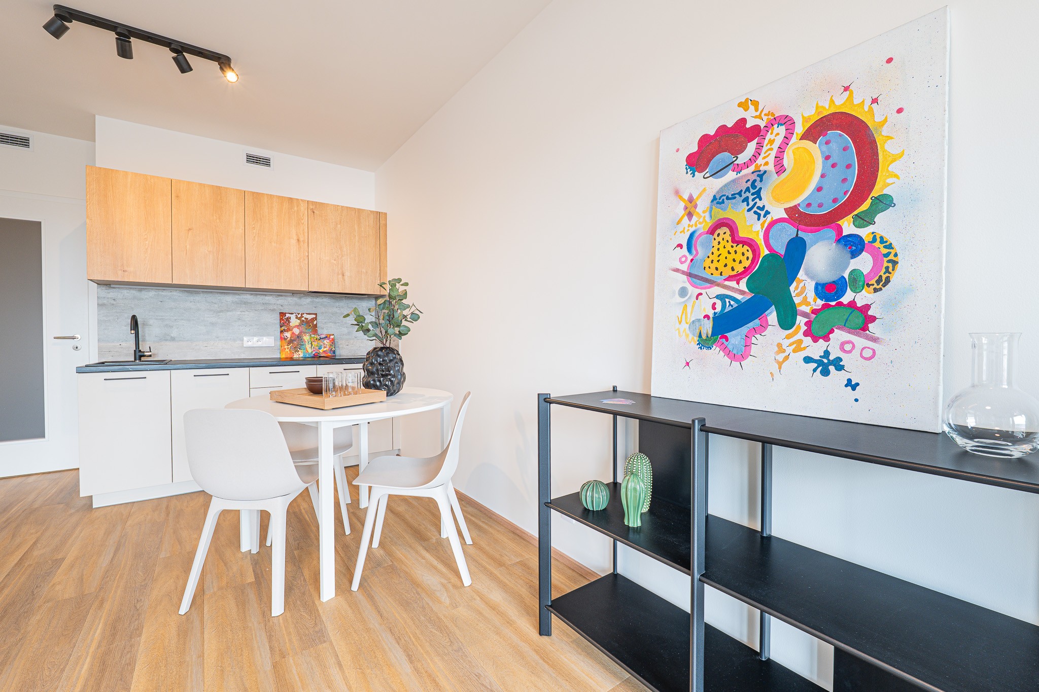 Logo design for the brand Redo on green gradient background